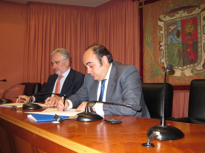 Momento de la firma entre el decano y el presidente de la Cámara de Comercio