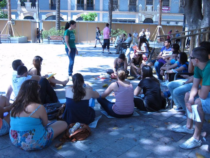 Universitarios En La Plaza De Las Monjas.  