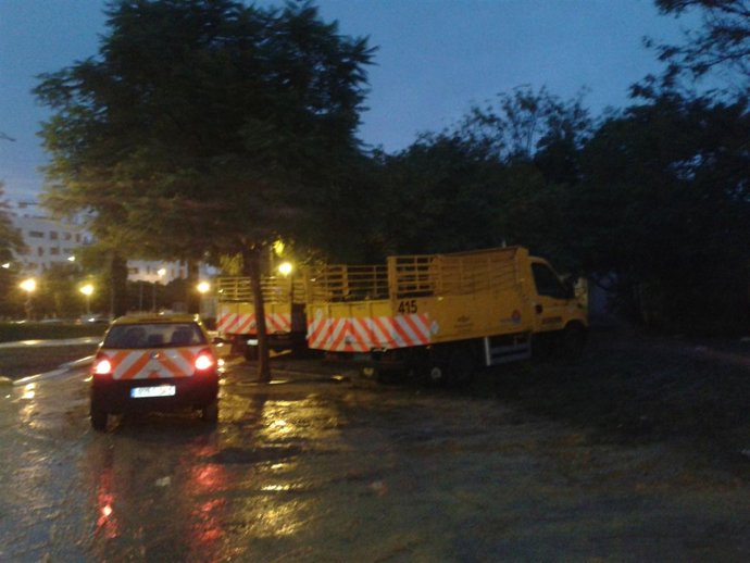 Vehículos de Lipasam durante la actuación.