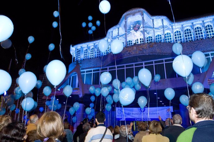 Suelta de globos e iluminación azul de la Asamblea en noviembre de 2011 