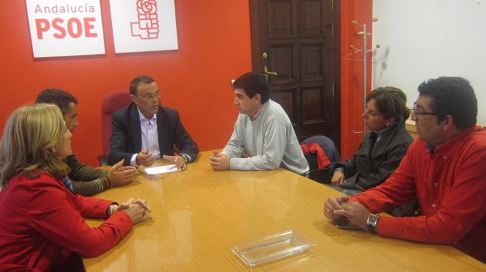 El secretario general del PSOE de Huelva, Ignacio Caraballo, con UGT y CCOO.