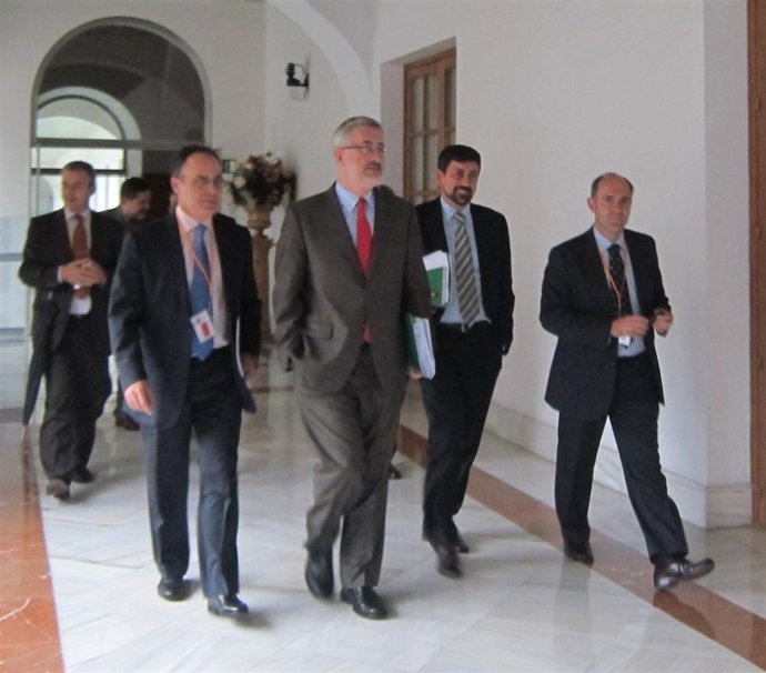 Consejero de Economía, Innovacion, Ciencia y Empleo, Antonio Ávila, y su equipo