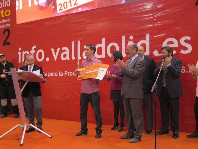 Neilton Marcelino de Olivera recibe el premio VIII Concurso de Pinchos