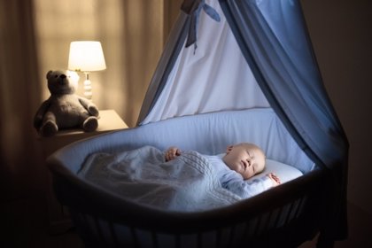 Inmoralidad en un día festivo Habitar Los bebés no deben dormir con luz