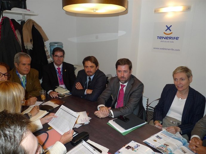 Alonso (centro) en una reunión en la WTM