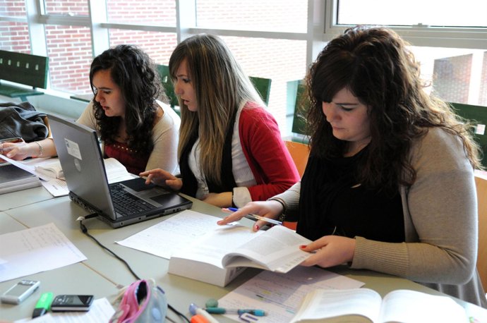 Alumnos estudiando  