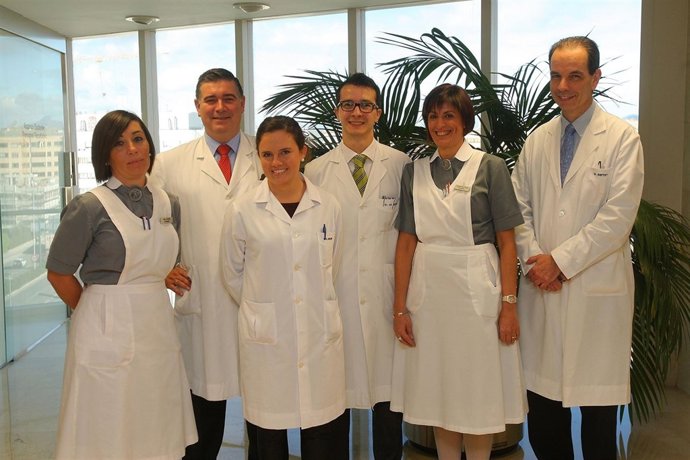 Los doctores Cervera y Baptista junto a otros miembros de su equipo.