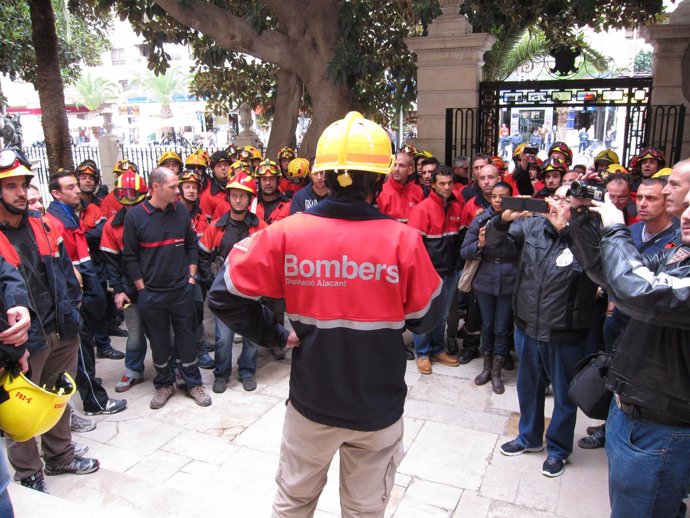 Concentración de bomberos frente a la Diputación de Alicante
