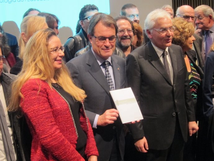 Artur Mas, rodeado de firmante del manifiesto progresista