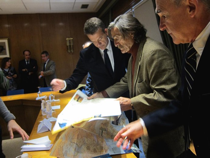 De la Quadra-Salcedo enseña a miembros de BBVA el recorrido de la Ruta Quetzal