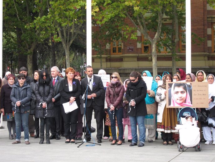 Imagen de la concentración de este jueves, con fotos de Malala