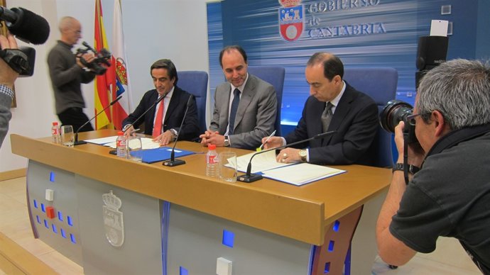 El consejero y el alcalde firman el convenio en presencia de Diego