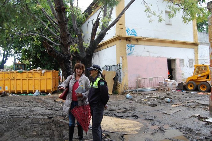 La delegada y la portavoz policial entre las ruinas de las naves.