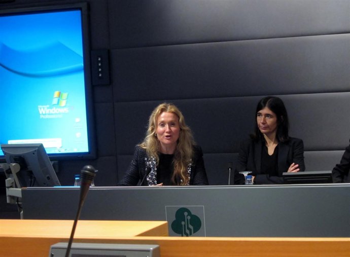 La viceconsjera Olga Rivera y la investigadora María Blasco