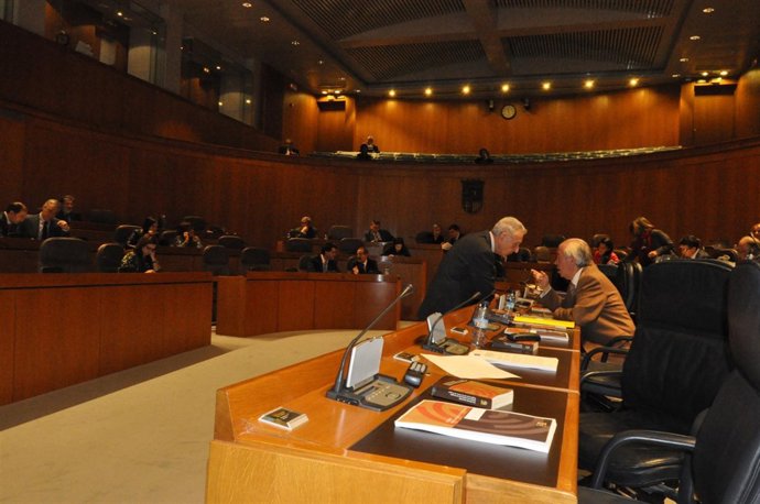 Francisco Bono (sentado) habla con Modesto Lobón