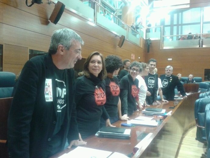Los diputados de IU con las camisetas contra los desahucios.