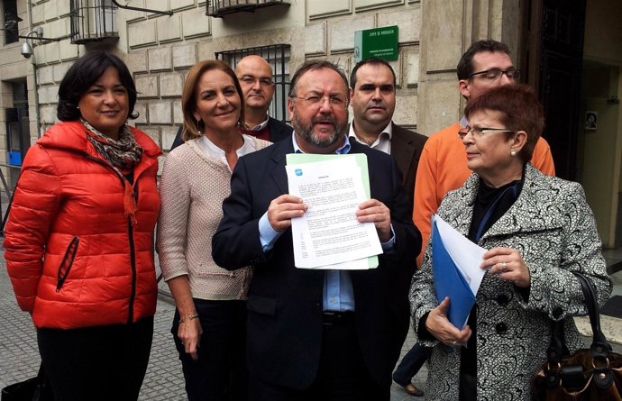 Representantes del PP presentan un escrito en la Delegación de la Junta