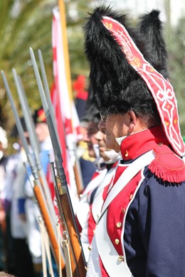 Ciudadanos recreando un desfile de la época