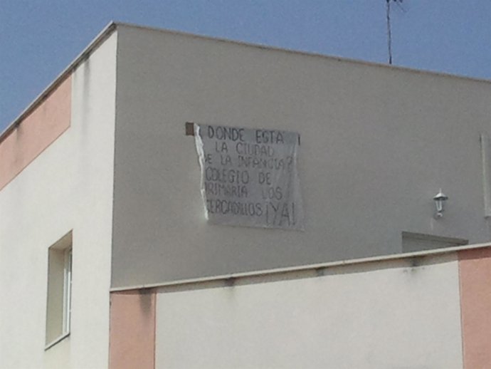 Cartel protesta en la fachada del CEIP Los Cercadillos