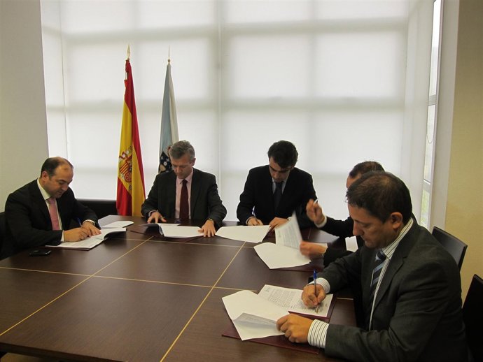 Firma de convenio de ayuntamientos con Alfonso Rueda