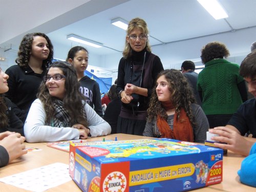 Un grupo de jóvenes ante el juego 'Andalucía se mueve con Europa' 