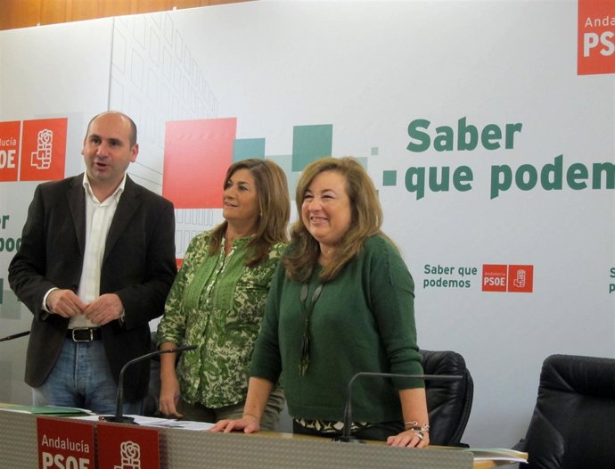 Francisco Conejo, junto a Josefa Lucas y Soledad Pérez en rueda de prensa.