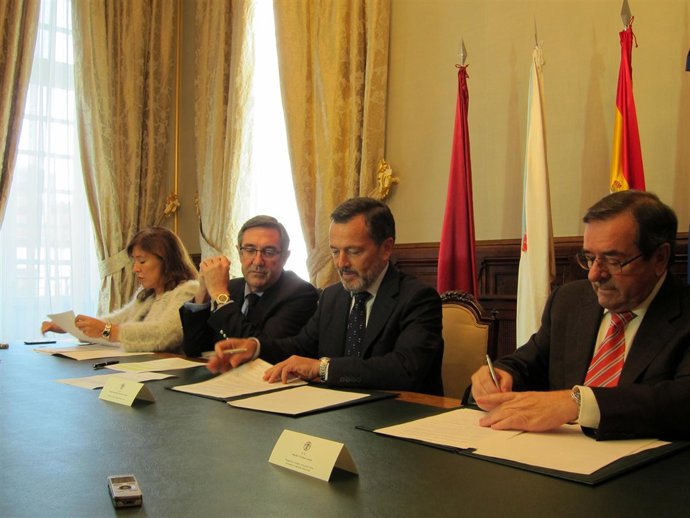 Mato, Currás, Hernández y Trinidad, de izquierda a derecha, firman el convenio