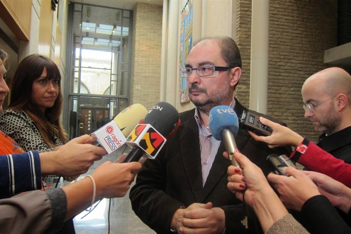 Javier Lambán (PSOE) atiende a los medios de comunicación