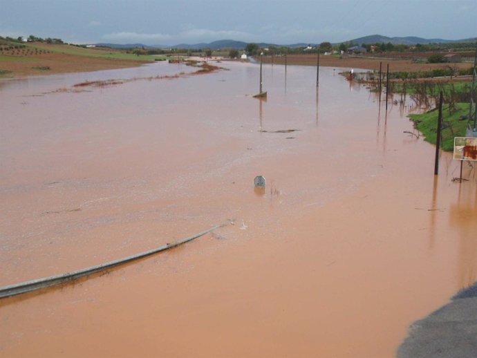 Carretera cortada por inundación  