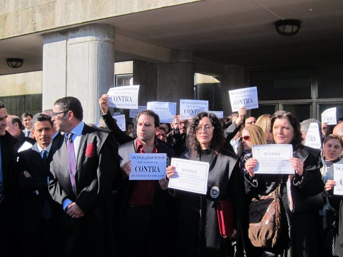 Abogados gallegos protestan en Santiago contra la subida de tasas