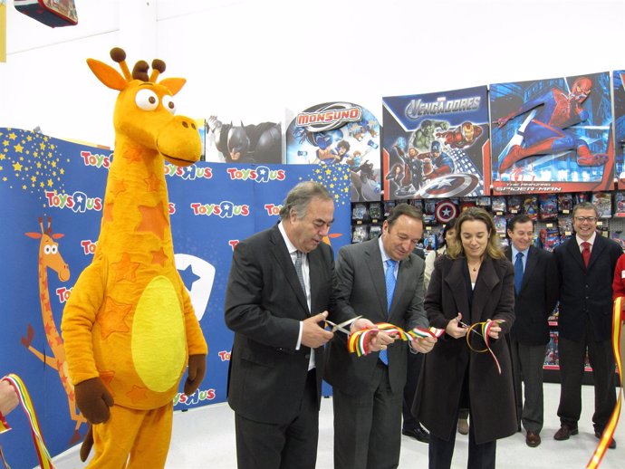 Sanz, Gamarra y Urcelay inauguran la tienda de Toys 'R' US en Logroño