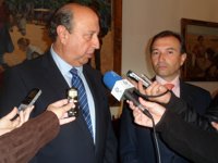 El delegado del Gobierno en Extremadura considera que el papel de las diputaciones es "digno de elogiar"