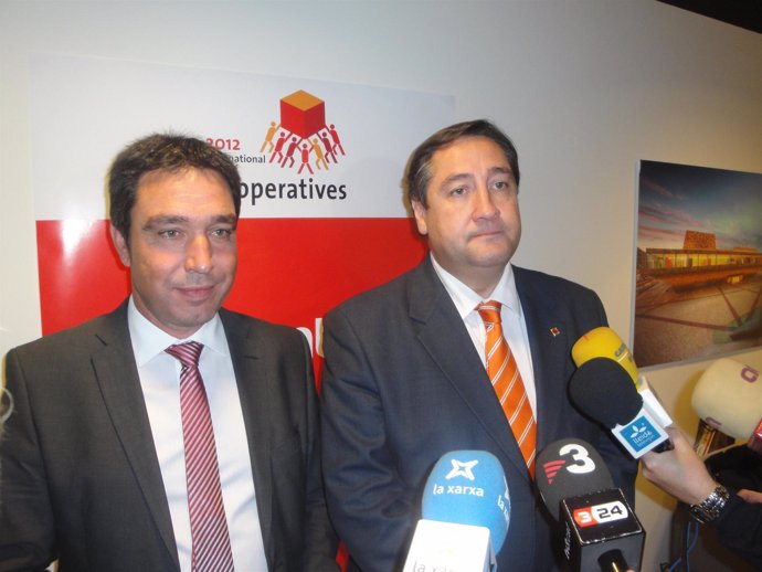El presidente de la FCAC, Joan Pere Colat, y el conseller Josep Maria Pelegrí