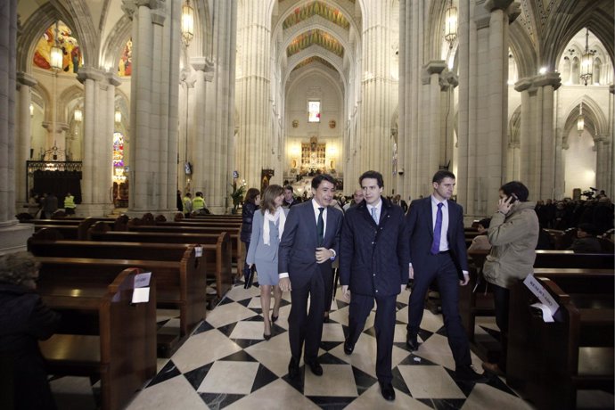 González acude a la catedral de La Almudena.