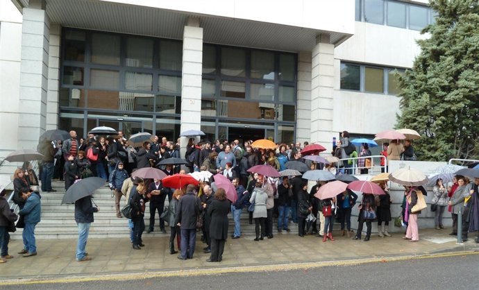 Concentración de empleados públicos en Consejería de Administraciones Públicas