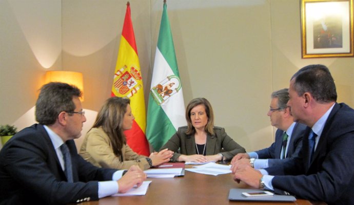 Reunión de la ministra Fátima Báñez con el PP-A en la Delegación del Gobierno 