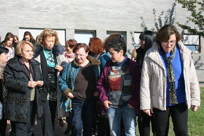 De la Vega, segunda por la izquierda, con la ex alcaldesa, Paz Felgueroso.