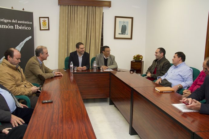 El presidente de la Diputación, Ignacio Caraballo, reunido con el sector cárnico
