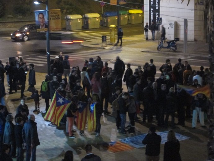 Independentistas concentrados ante un mitin del pte.M.Rajoy en Lleida