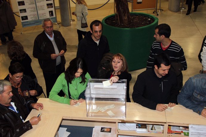 Espectadores del festival 'Parla en corto' votando en 2011