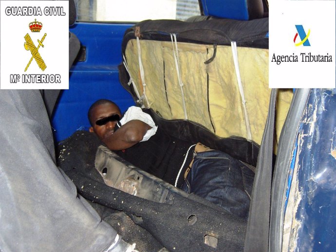 Inmigrate escondido en el dible fondo del coche
