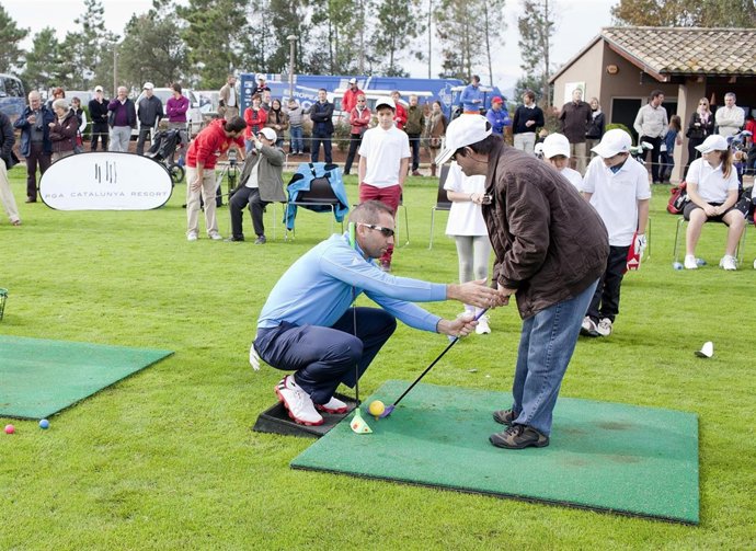 Sergio García con su escuela junior de golf