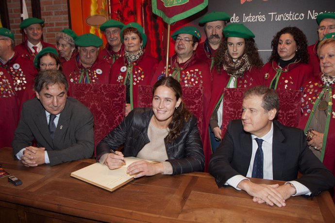 Berta Betanzos, Orujera Mayor en Potes, firma en libro de honor de Ayuntamiento