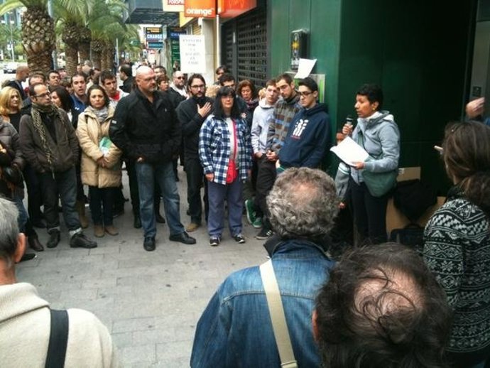 Asistentes A La Manifestación De Stop Desahucios En Alicante
