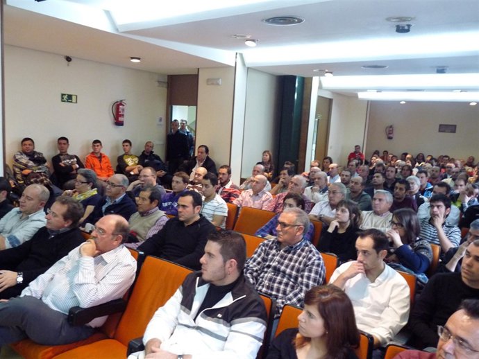 Asamablea de trabajadores de UGT en Renault