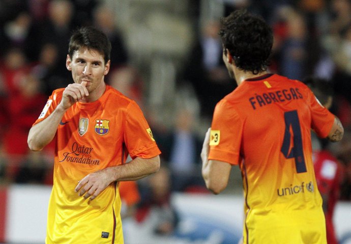 Messi y Fábregas celebran la victoria del Barcelona