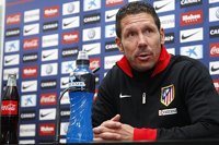Fútbol.- Simeone (Atlético): "A Messi y Cristiano les pitan faltas que a Falcao no" 