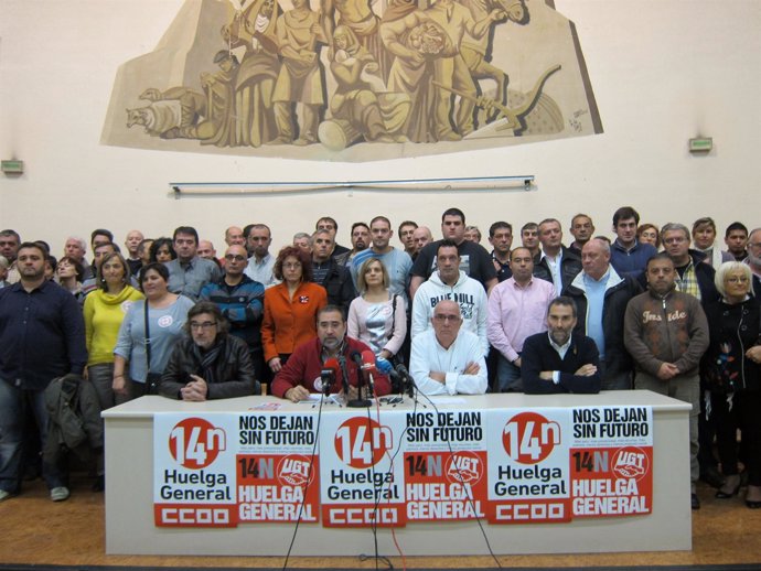 Molinero y Goyen junto a delegados de distintos comités que apoyan la huelga.