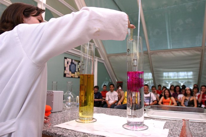Experimentos de 'Ciencia a Escena' de la CAC en Burgos