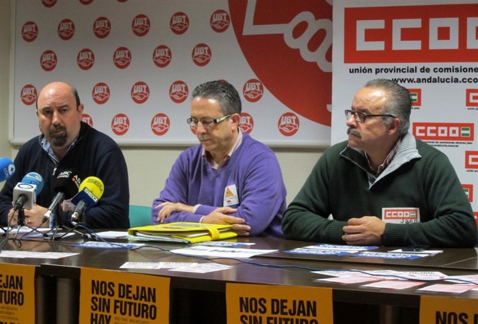 Manuel Salazar (i) y José Moral (d), junto a un representante de Ustea en Jaén.